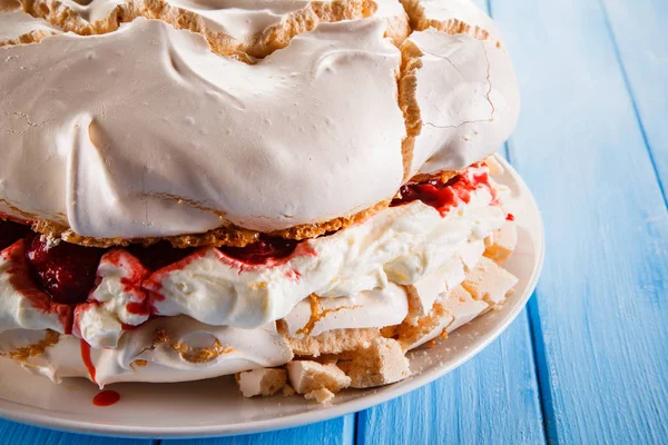 Pavlova Meringue Taart Met Crème Aardbeien — Stockfoto