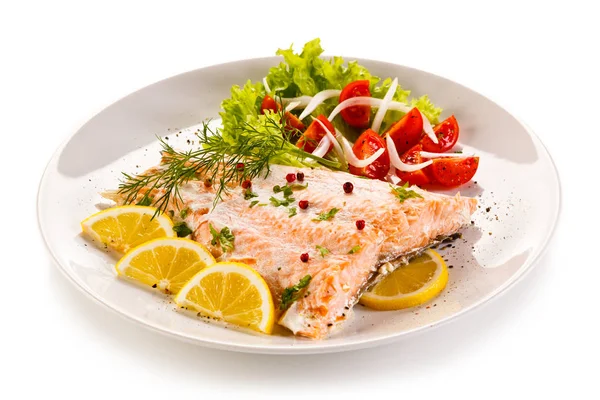 Geroosterde Zalm Met Groenten Witte Achtergrond — Stockfoto