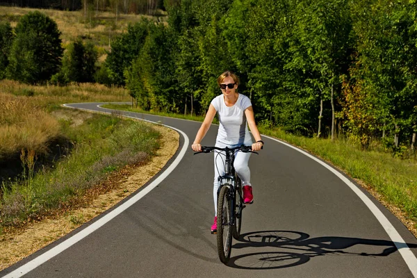 中年女子骑自行车 — 图库照片