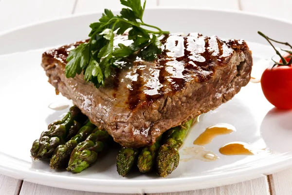Grilled Steak Asparagus White Background — Stock Photo, Image