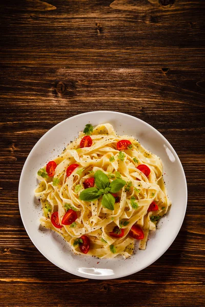 Pasta Met Tomaten Een Houten Tafel — Stockfoto