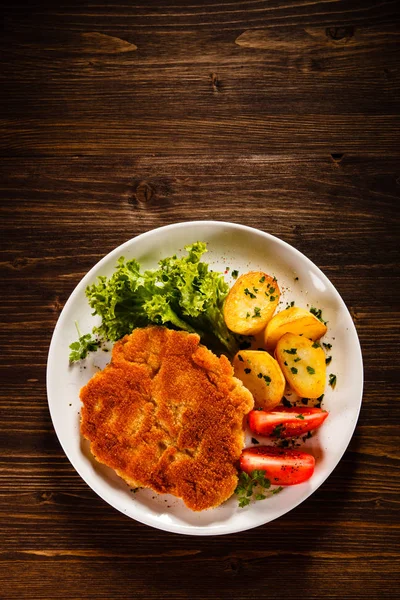 Fried Pork Chops Vegetable Salad — Stock Photo, Image