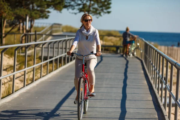 Mujer Montar Bicicleta Aire Libre —  Fotos de Stock
