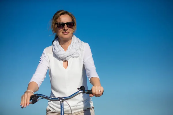 Mujer Montar Bicicleta Aire Libre —  Fotos de Stock