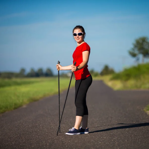 ノルディックウォー キング 若い女性のトレーニング — ストック写真