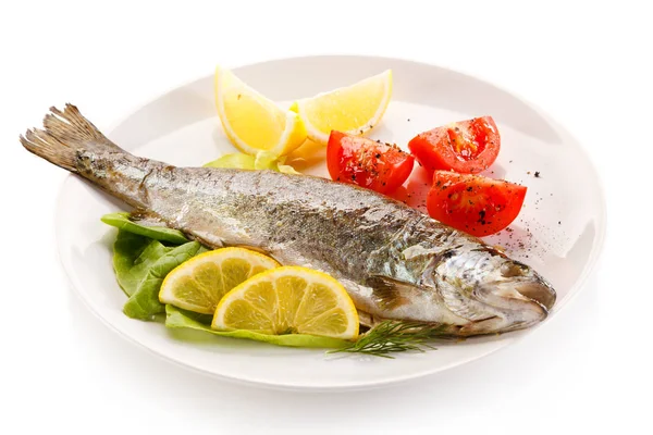 Piatto Pesce Pesce Arrosto Verdure Sfondo Bianco — Foto Stock