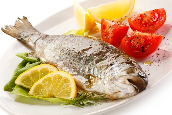 Рыбное Блюдо Жареная Рыба Овощи Белом Фоне — стоковое фото