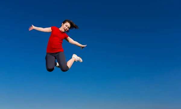 Ragazza Adolescente Che Salta All Aperto Contro Cielo Blu — Foto Stock