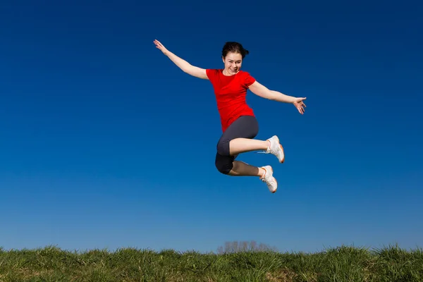Genç Kız Mavi Gökyüzü Karşı Açık Atlama — Stok fotoğraf