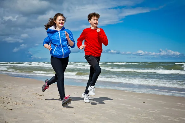 Gadis Remaja Dan Anak Laki Laki Berlari Melompat Pantai — Stok Foto
