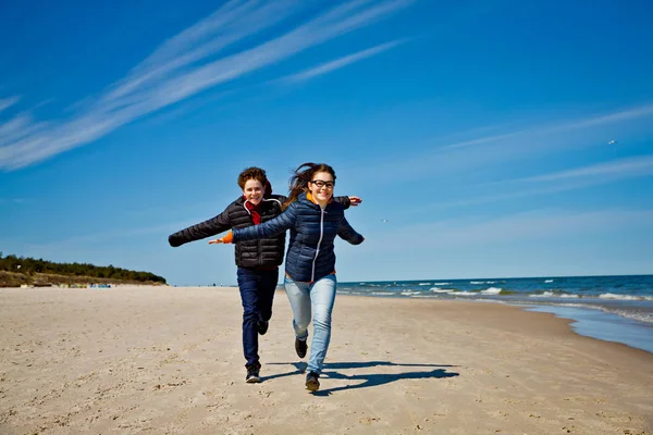 Nastoletnie Dziewczyny Chłopca Bieganie Skakanie Plaży — Zdjęcie stockowe