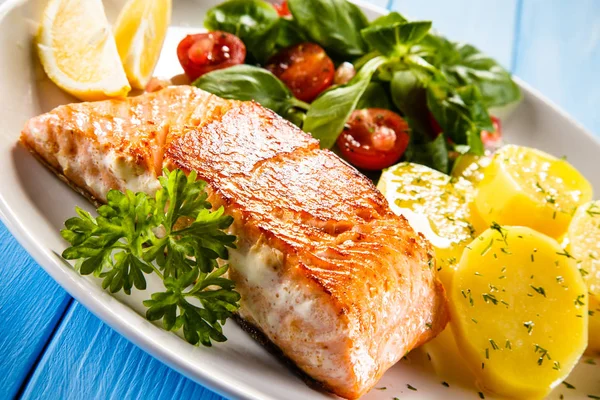 Salmone Alla Griglia Con Patate — Foto Stock