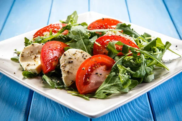 Caprese Salade Houten Tafel — Stockfoto