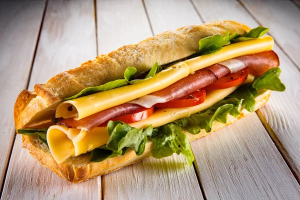 Sandwich Sobre Mesa Madera —  Fotos de Stock