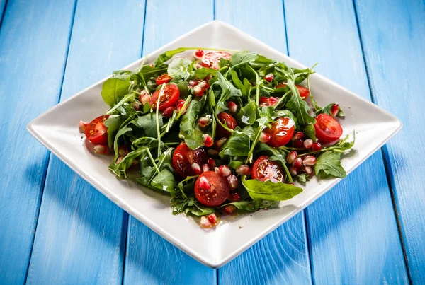 Ahşap Masa Üzerinde Sebze Salatası — Stok fotoğraf