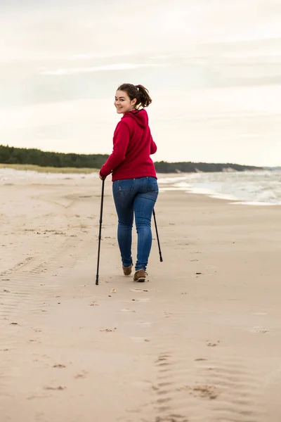 Caminata Nórdica Mujer Joven Haciendo Ejercicio Playa —  Fotos de Stock