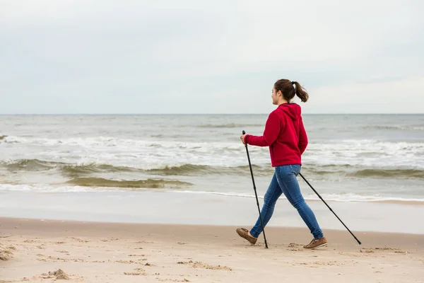 Caminata Nórdica Mujer Joven Haciendo Ejercicio Playa — Foto de Stock
