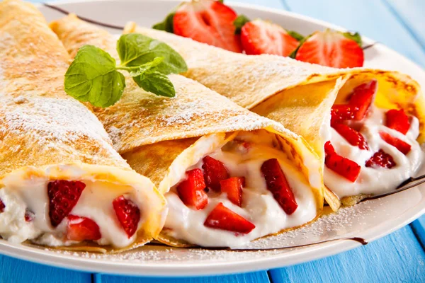 Süße Crêpes Mit Erdbeeren — Stockfoto