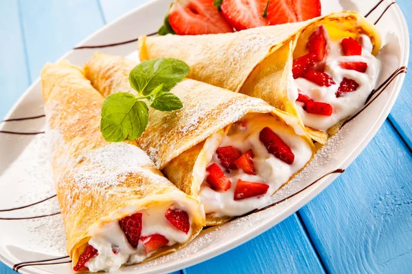 Crepes Dulces Con Fresas —  Fotos de Stock