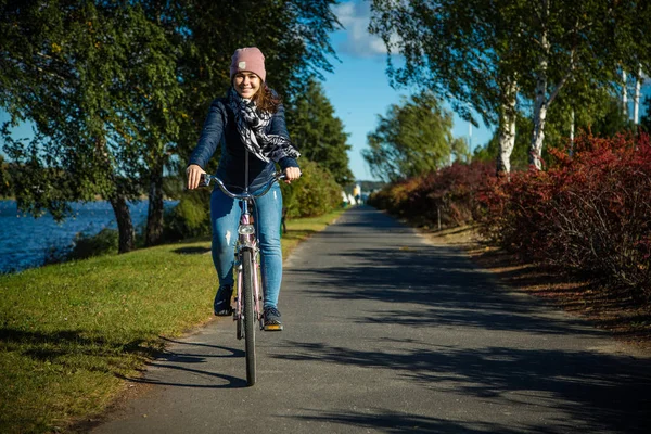 Ciclismo Urbano Mujer Joven Bicicleta — Foto de Stock