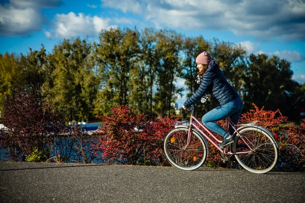 城市自行车 骑自行车的年轻妇女 — 图库照片