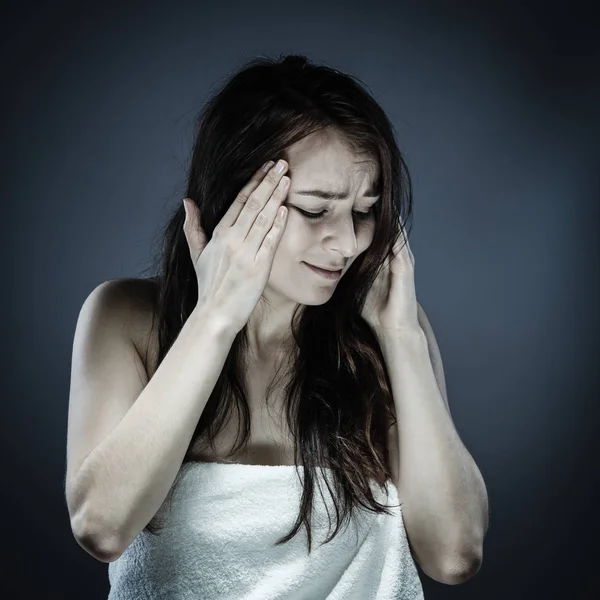 タオル マッサージ頭痛の女 — ストック写真