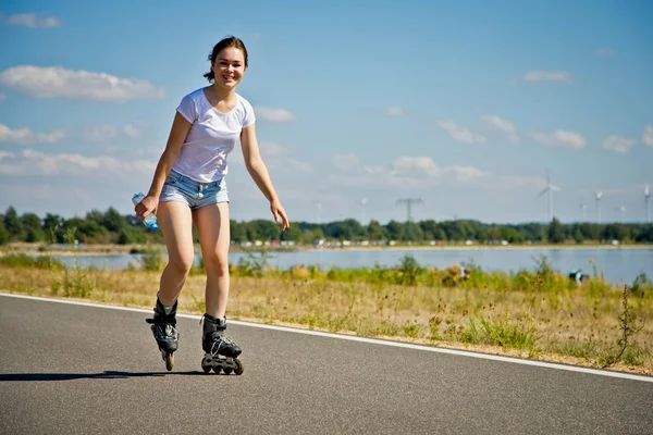 Mädchen Beim Rollschuhfahren Park — Stockfoto