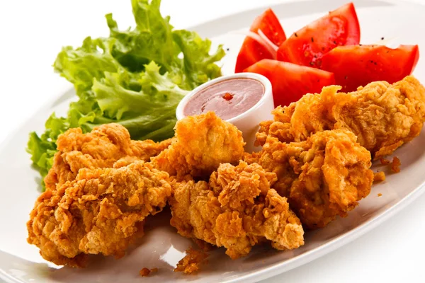 Nuggets Frango Frito Com Legumes Fundo Branco — Fotografia de Stock