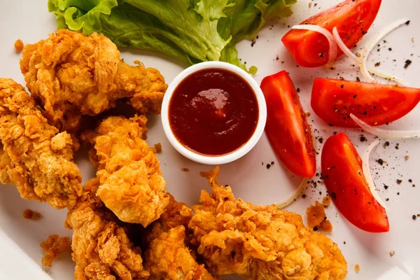 Nuggets Frango Frito Com Legumes Fundo Branco — Fotografia de Stock