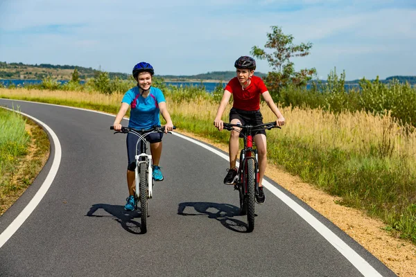 健康的生活方式 十几岁的女孩和男孩骑自行车 — 图库照片
