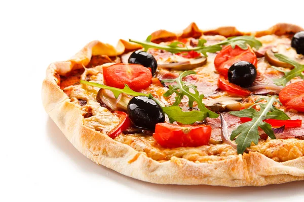Pizza Med Bacon Och Grönsaker Vit Bakgrund — Stockfoto