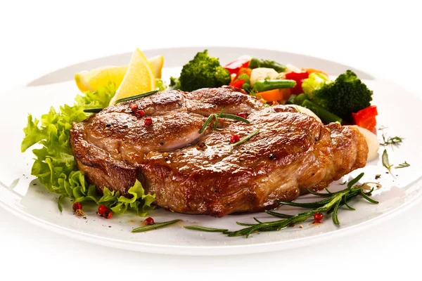 Gegrilltes Beefsteak Mit Brokkoli Und Karotte Auf Weißem Hintergrund — Stockfoto