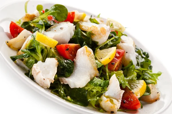 Salade Avec Filet Poisson Grillé Sur Fond Blanc — Photo