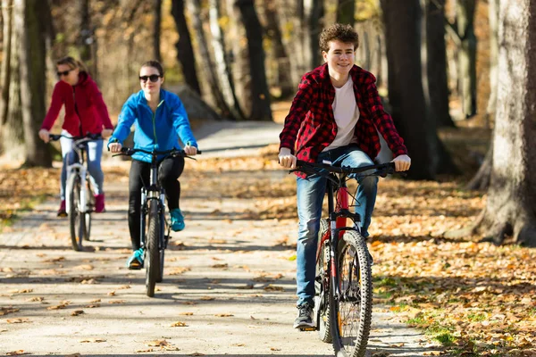 Urban Cykling Tonåringar Ridning Cyklar Stadsparken — Stockfoto