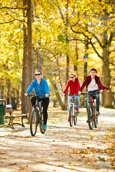 Ciclismo Urbano Adolescentes Montando Bicicletas Parque Ciudad — Foto de Stock