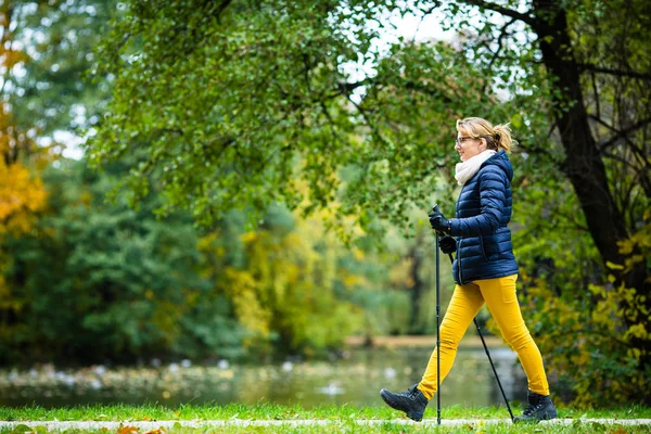 Nordic Walking Middelbare Leeftijd Vrouw Trainen Stadspark — Stockfoto