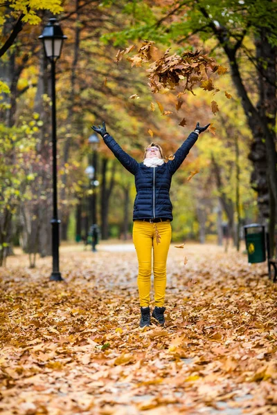 Frau Mittleren Alters Spaziert Stadtpark — Stockfoto