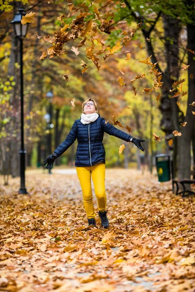 Medelålders Kvinna Promenader Stadsparken — Stockfoto
