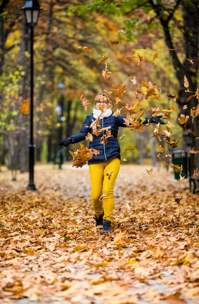 Mujer Mediana Edad Caminando Parque Ciudad —  Fotos de Stock