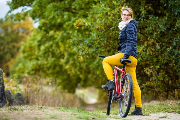 Urban Biking Radfahrerin Stadtpark — Stockfoto