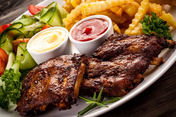 Sabrosas Costillas Parrilla Con Verduras —  Fotos de Stock