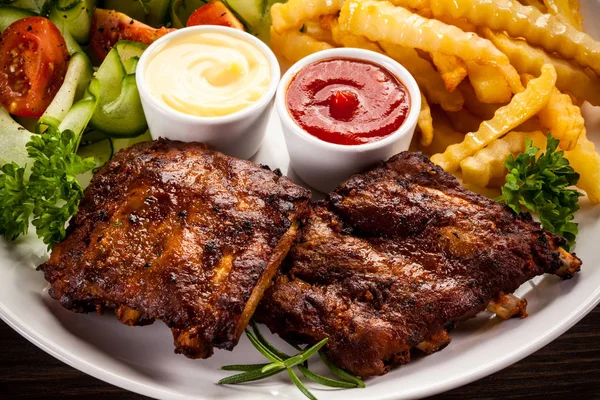 Sabrosas Costillas Parrilla Con Verduras —  Fotos de Stock