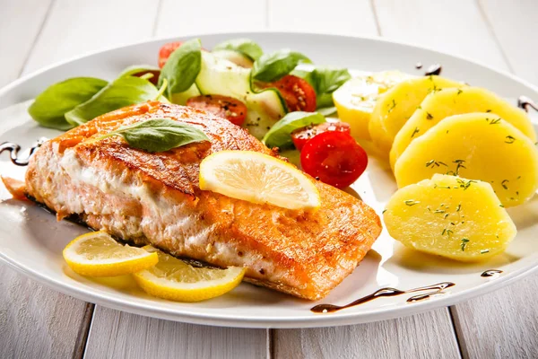 Gebratener Lachs Und Gemüse — Stockfoto