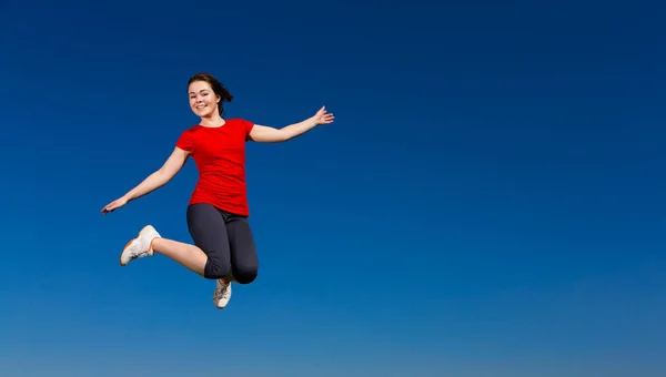 Genç Kız Mavi Gökyüzü Karşı Açık Atlama — Stok fotoğraf