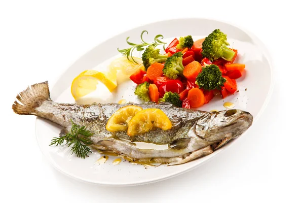 Рыбное Блюдо Жареная Форель Овощи — стоковое фото