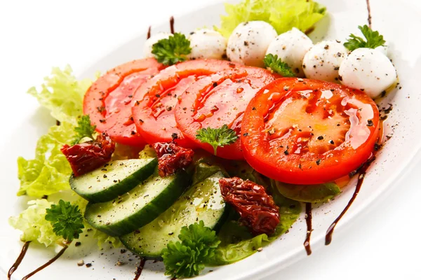 Ensalada Caprese Sobre Fondo Blanco — Foto de Stock