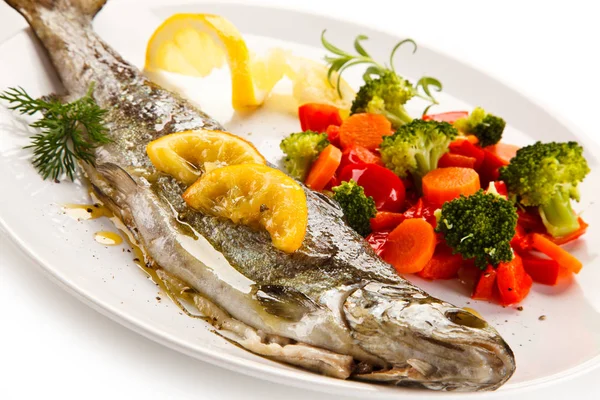 Fischgericht Gebratene Forellen Und Gemüse — Stockfoto