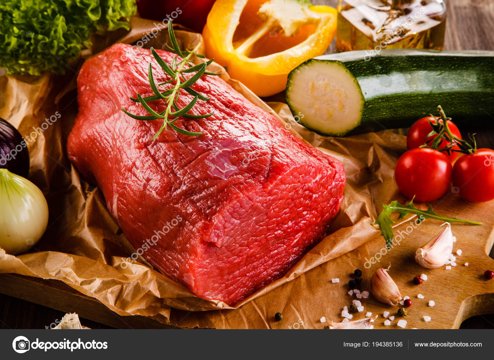 Carne cruda de cerdo con romero en la tabla de corte de madera — Foto