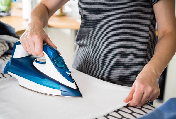 Mujer Planchando Camiseta Blanca —  Fotos de Stock