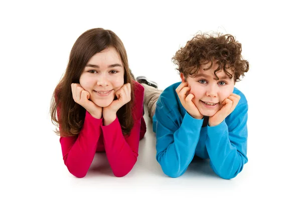 Enfants Couchés Isolés Sur Fond Blanc — Photo